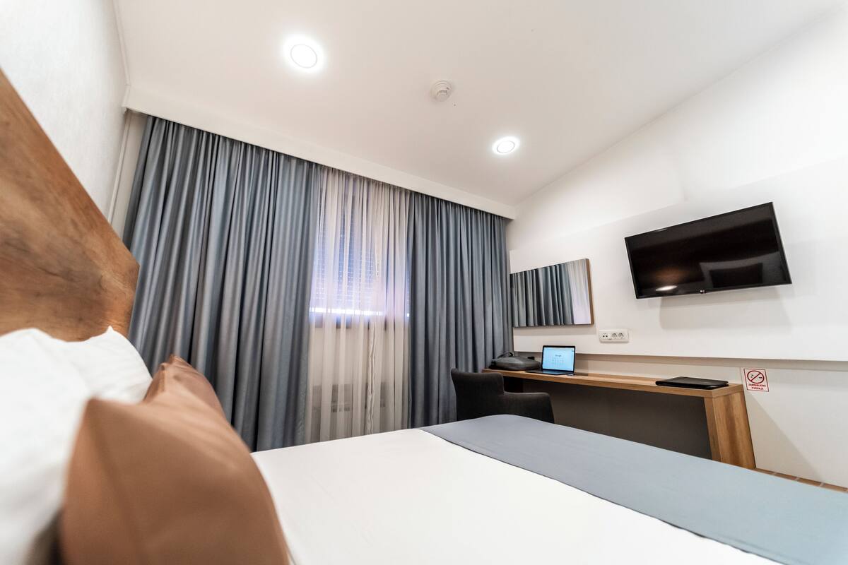 Dobbeltrom – standard | Minibar, safe på rommet, skrivebord og skrivebord for bærbar PC