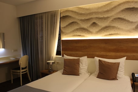 Superior Twin Room, 1 Bedroom | 1 bedroom, minibar, in-room safe, desk