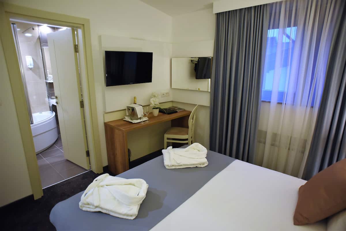 Superior suite | 1 slaapkamer, een minibar, een kluis op de kamer, een bureau