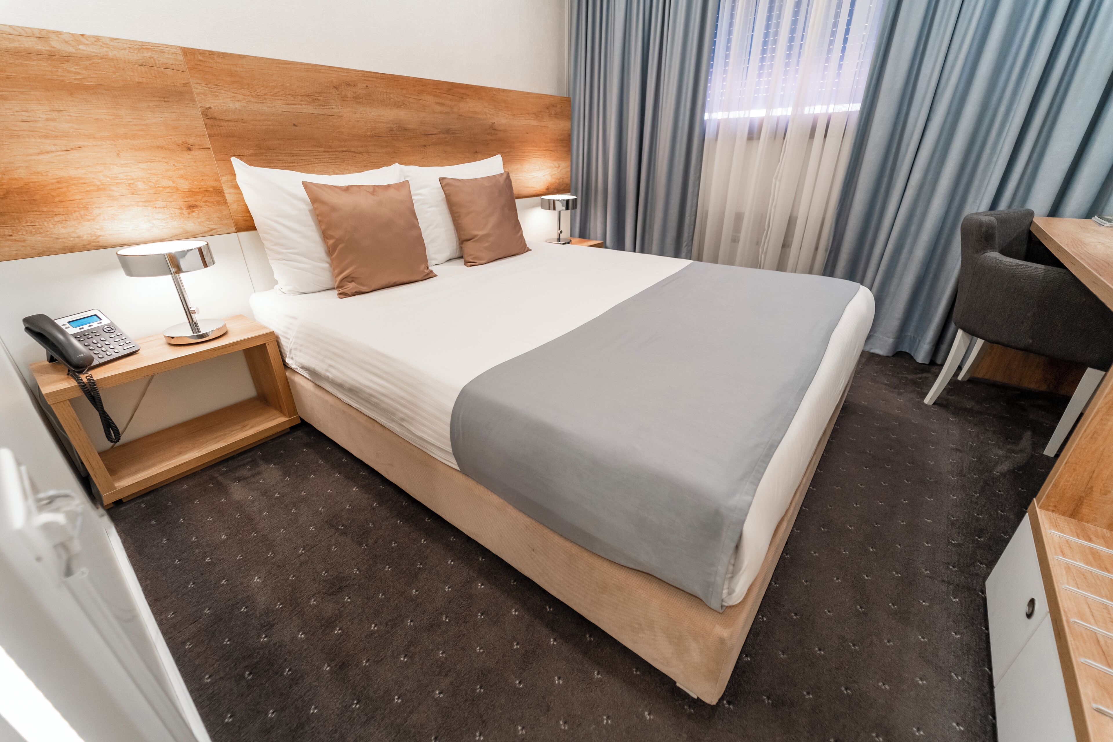 Standard-dobbeltværelse | Minibar, pengeskab på værelset, skrivebord