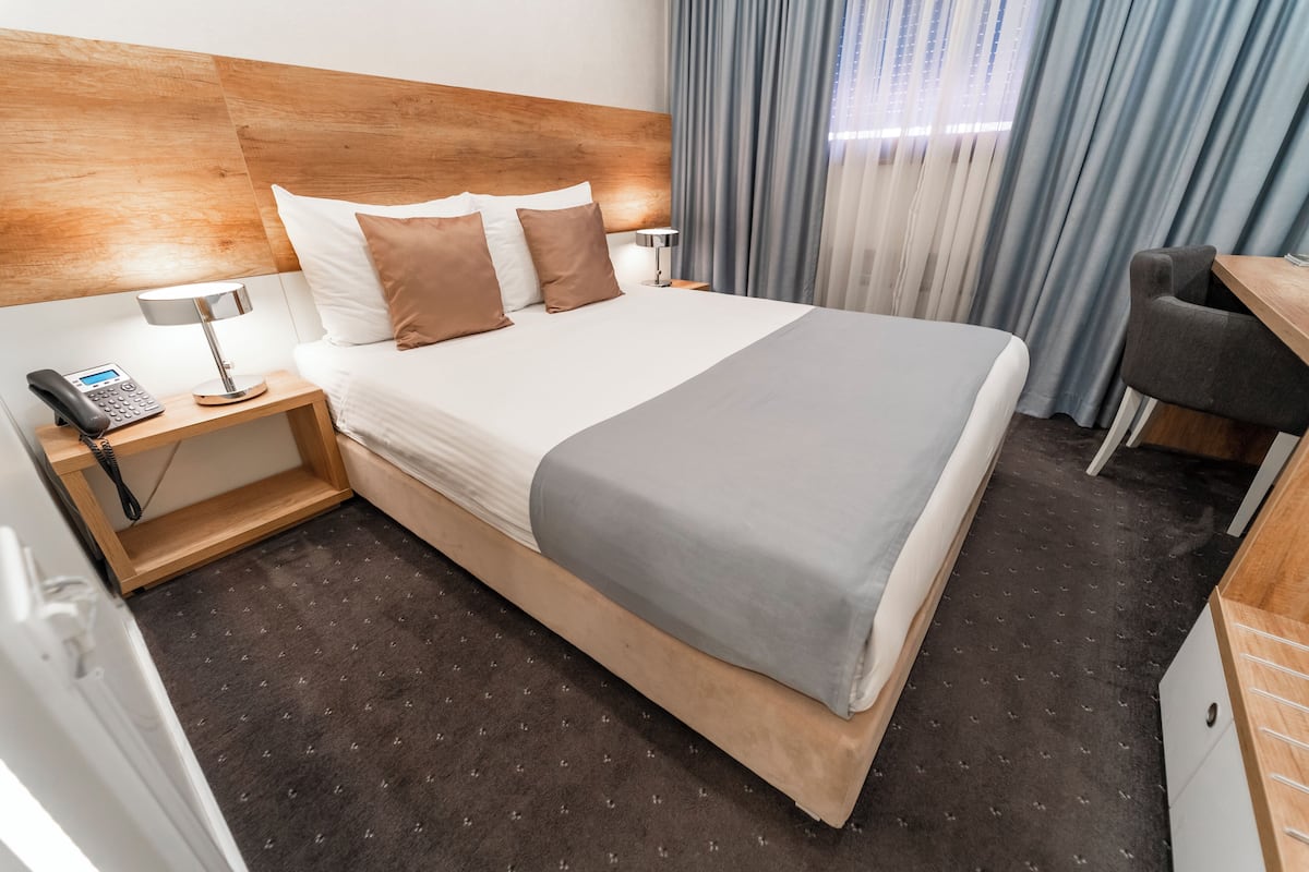 Standard-dobbeltværelse | Minibar, pengeskab på værelset, skrivebord