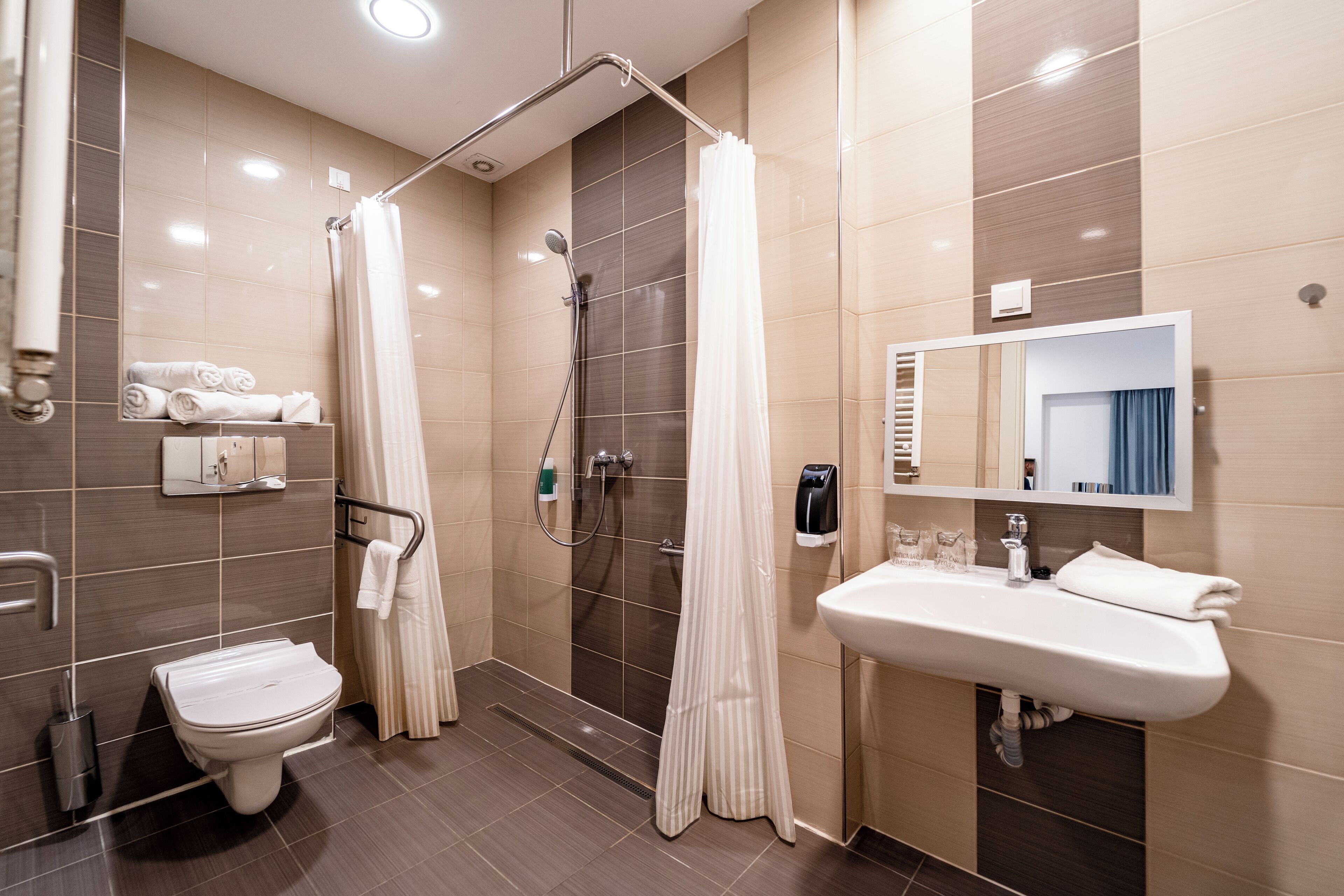 Superior Twin Room - Accessible Room | Badrum | Dusch, gratis toalettartiklar, hårtork och badrock