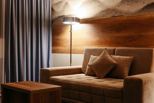 Deluxe Twin Room | Minibar, in-room safe, desk, laptop workspace