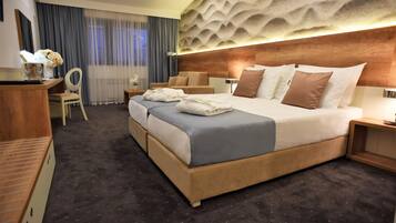 Habitación Deluxe con 2 camas individuales | 1 habitación, minibar, caja de seguridad en la habitación y escritorio