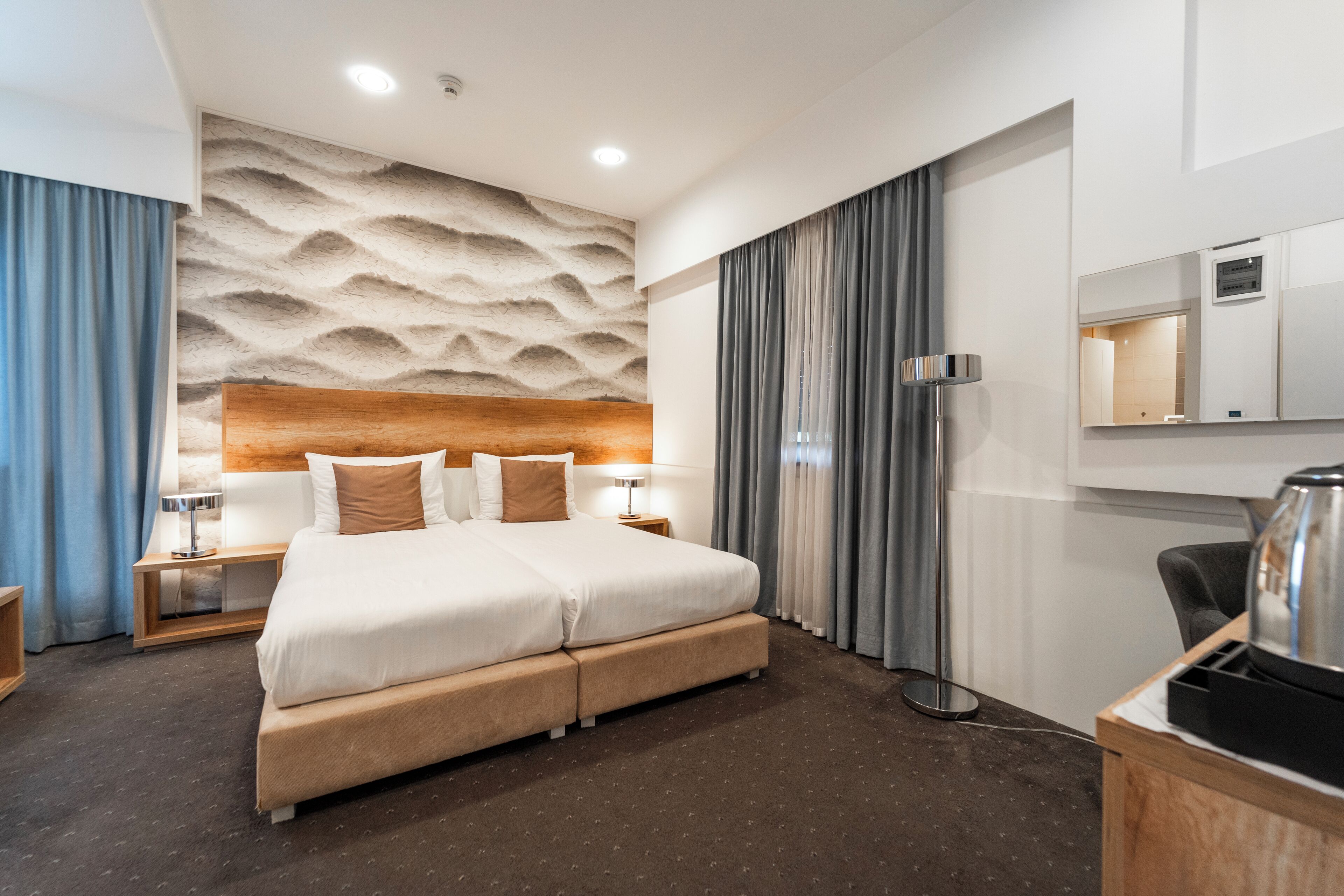 Superior Twin Room - Accessible Room | Minibar, pengeskab på værelset, skrivebord