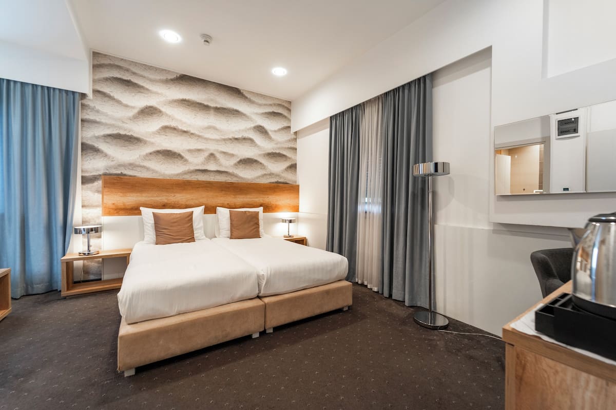 Superior Twin Room - Accessible Room | Minibar, värdeförvaringsskåp på rummet och skrivbord