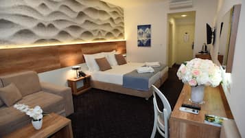 Deluxe Twin Room | Minibar, in-room safe, desk, laptop workspace