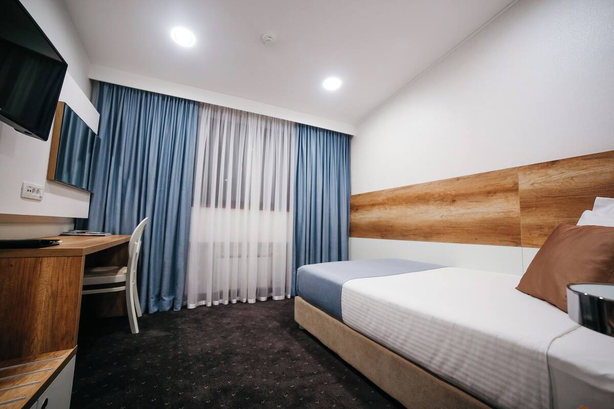 Enkeltrom – standard | Minibar, safe på rommet, skrivebord og skrivebord for bærbar PC