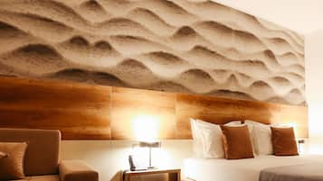 Habitación Deluxe con 2 camas individuales | Minibar, caja fuerte, escritorio y espacio para trabajar con un portátil