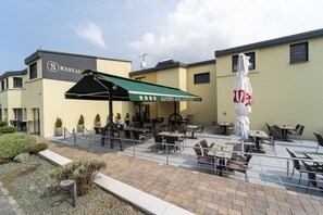 Le Santiny Hotel & Restaurant dispose d’une terrasse et d’un patio couvert pour accueillir les clients en plein air.