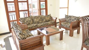 A living room with a sofa set, two armchairs, and a coffee table. - Araliya Blue Beach View Hotel (Negombo)