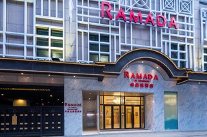 Entrada de hotel con el nombre 'RAMADA' bien visible.