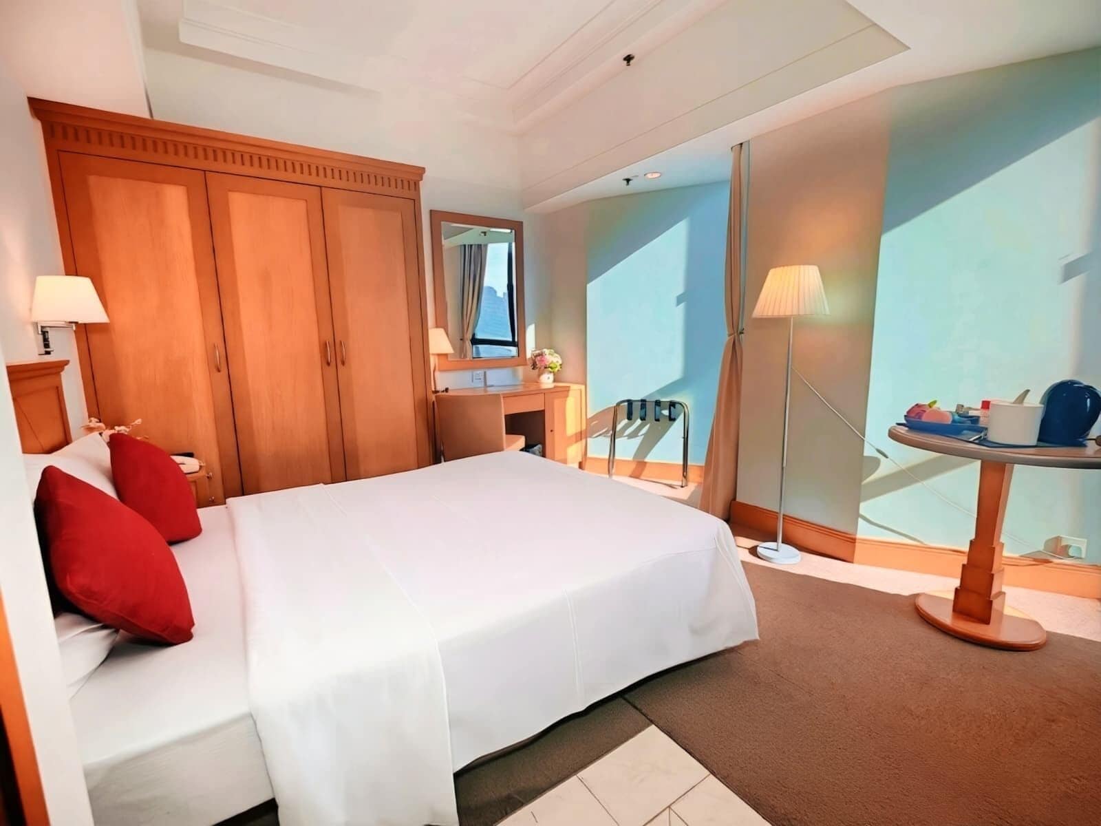 Minibar, safe på rommet, skrivebord og strykejern/-brett