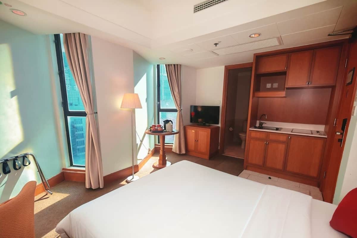 Minibar, in-room safe, desk, iron/ironing board