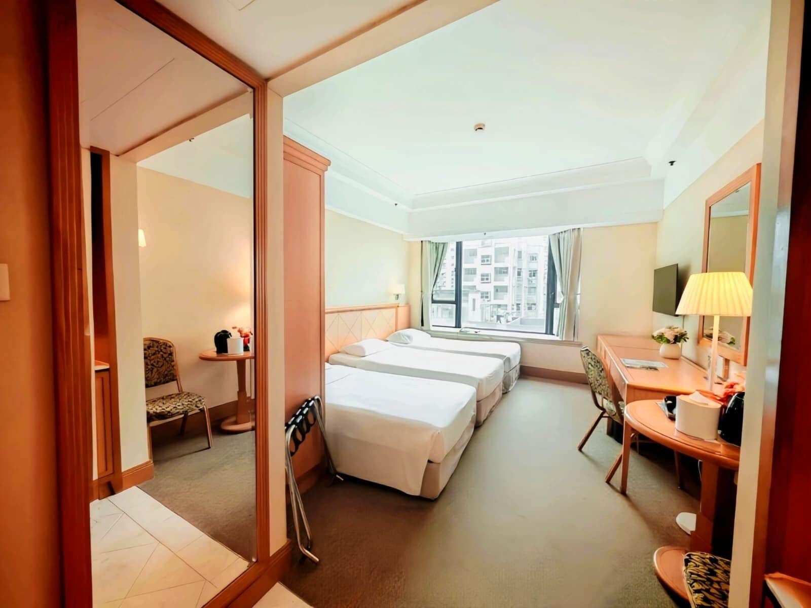 3 Single Beds, Triple Room, Non-Smoking | Minibar, safe på rommet, skrivebord og strykejern/-brett