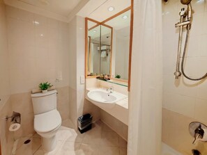 Suite Deluxe, 2 habitaciones, no fumadores (4 Single Beds) | Baño | Ducha y bañera combinadas, bañera profunda, secador de pelo y toallas