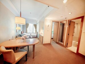 Minibar, in-room safe, desk, iron/ironing board - Ramada by Wyndham Hong Kong Grand View (Hong Kong)