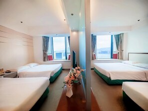 Minibar, in-room safe, desk, iron/ironing board - Ramada by Wyndham Hong Kong Grand View (Hong Kong)
