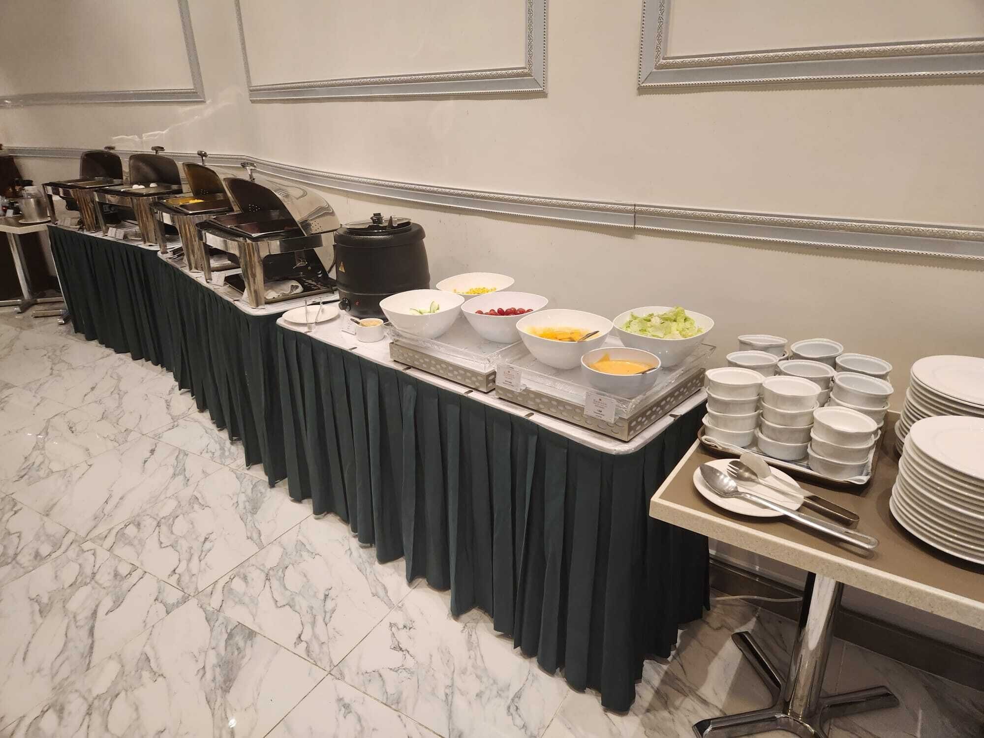 Daily buffet breakfast (HKD 77 per person)