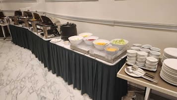 Desayuno buffet diario (HKD 88 por persona)
