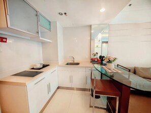 Minibar, in-room safe, desk, iron/ironing board - Ramada by Wyndham Hong Kong Grand View (Hong Kong)
