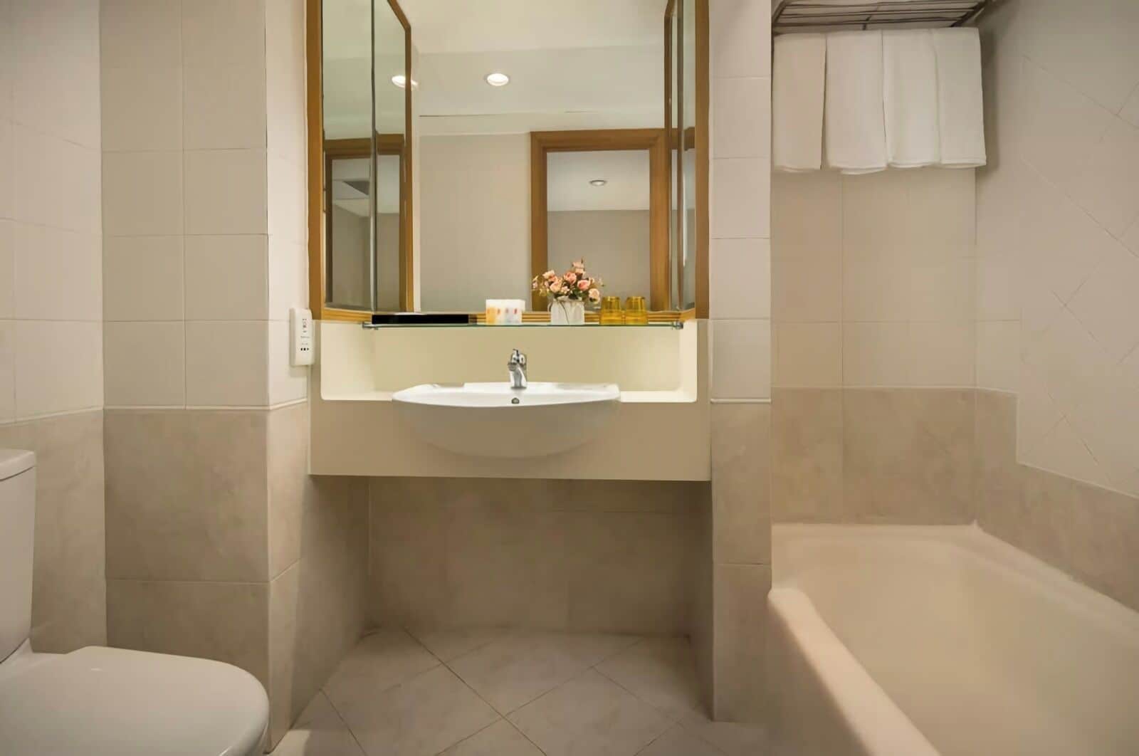Ensemble douche/baignoire, baignoire relaxante profonde, sèche-cheveux