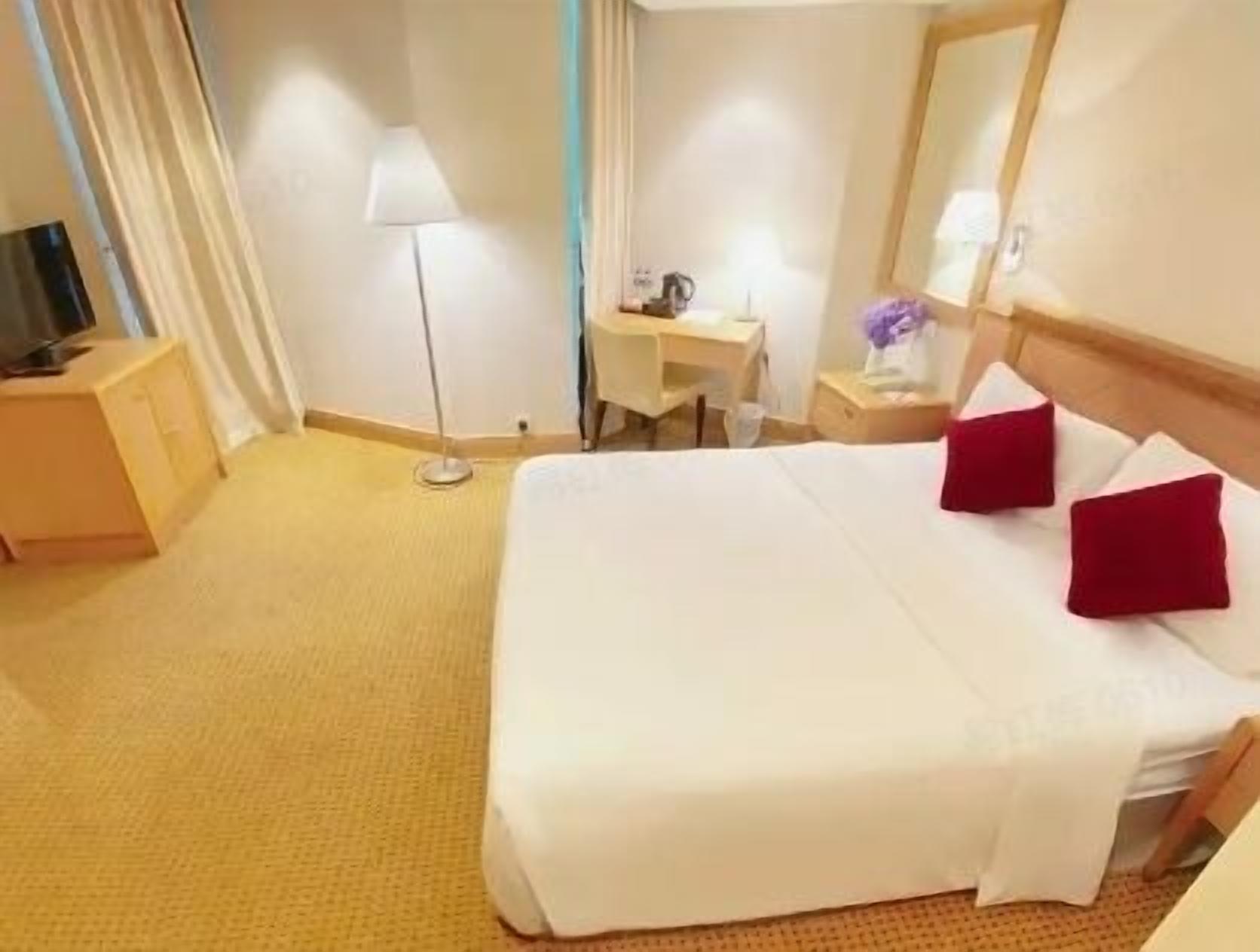 Minibar, in-room safe, desk, iron/ironing board