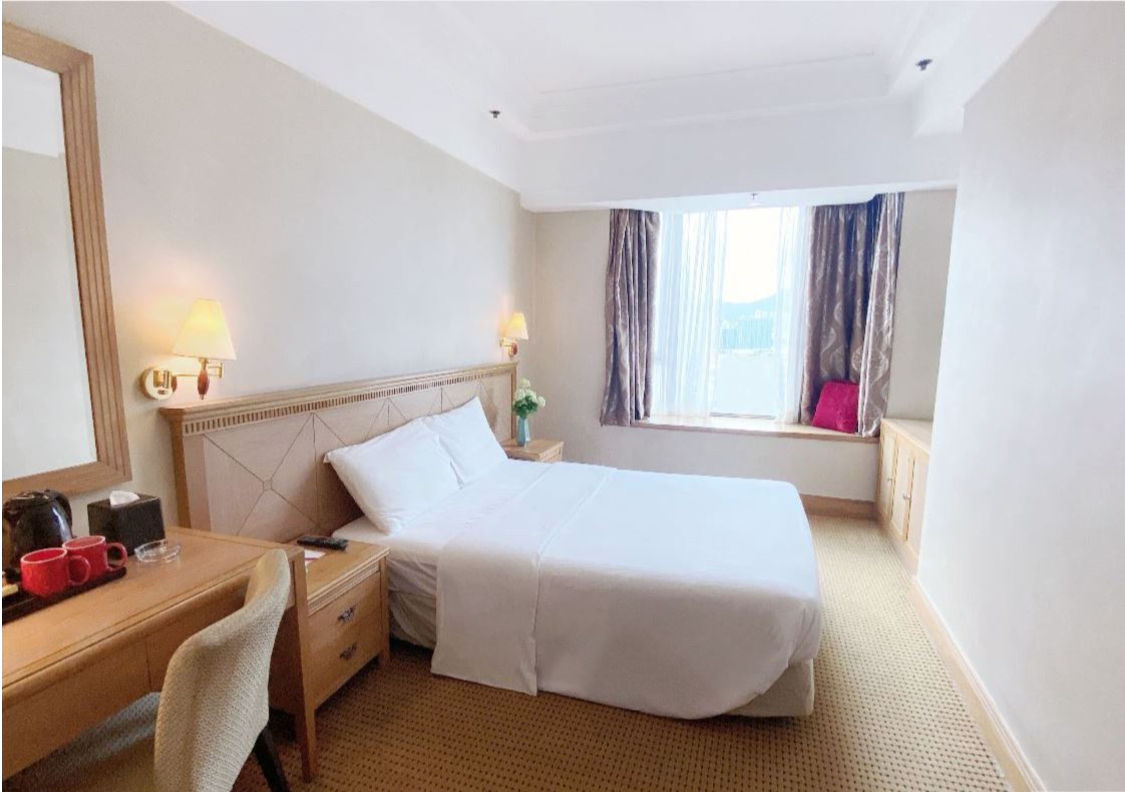 Rom – deluxe, 1 queensize-seng, ikke-røyk, byutsikt | Minibar, safe på rommet, skrivebord og strykejern/-brett