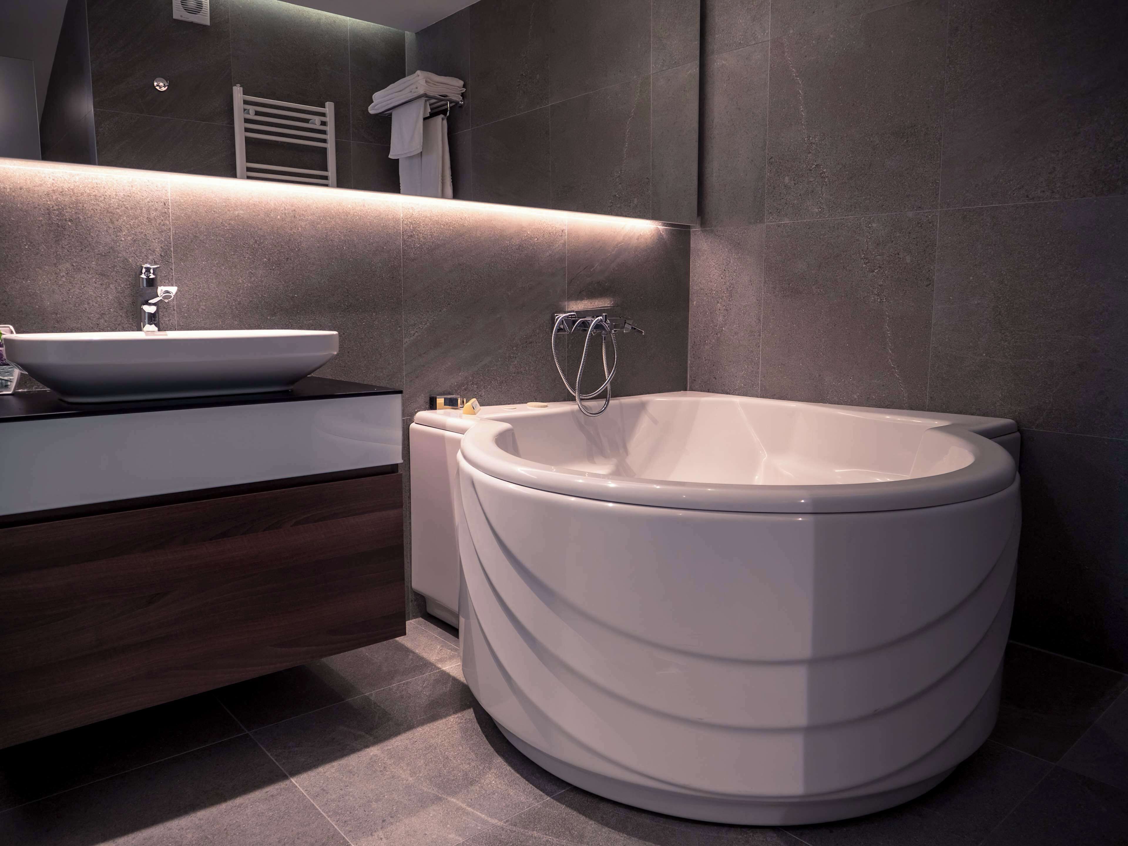 superior room, 1 king bed, non smoking, jetted tub | bathroom | shower, eco-friendly toiletries, hair dryer, bathrobes