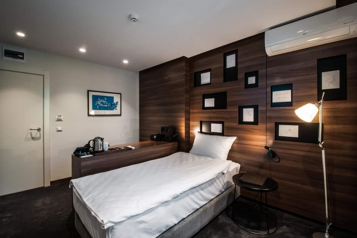 Minibar, caja de seguridad en la habitación y escritorio