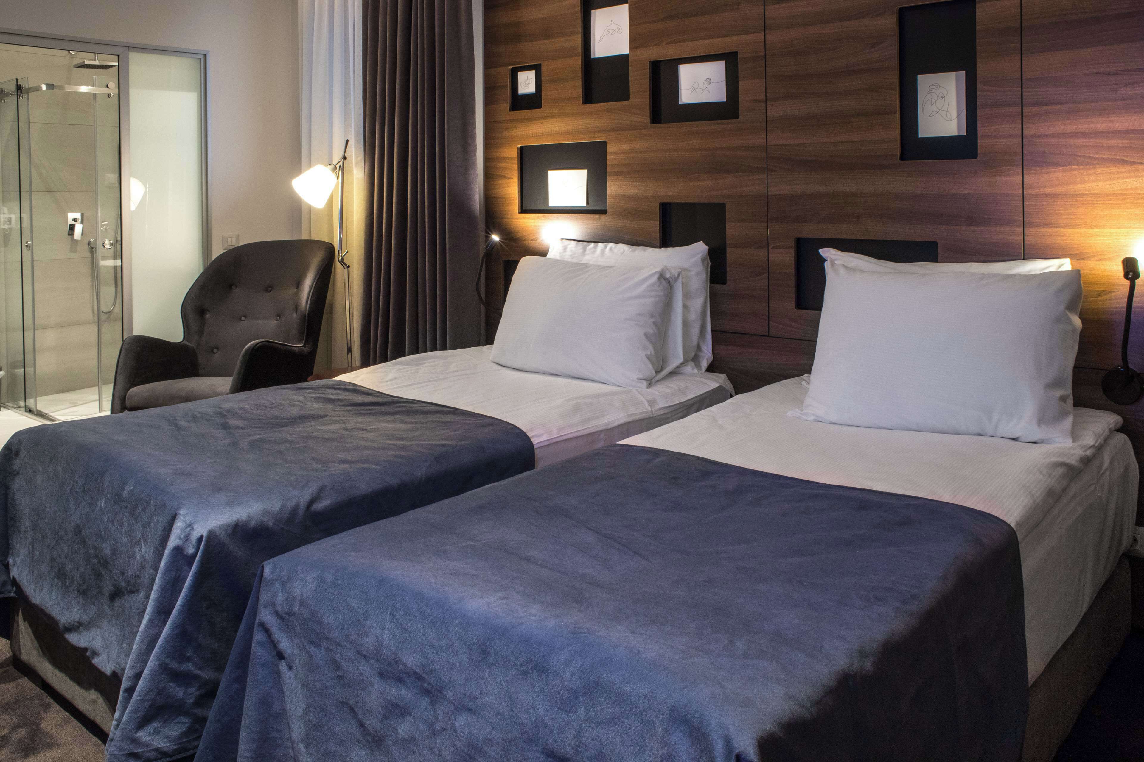 deluxe room, 2 single beds, non smoking | minibar, in-room safe, desk, soundproofing