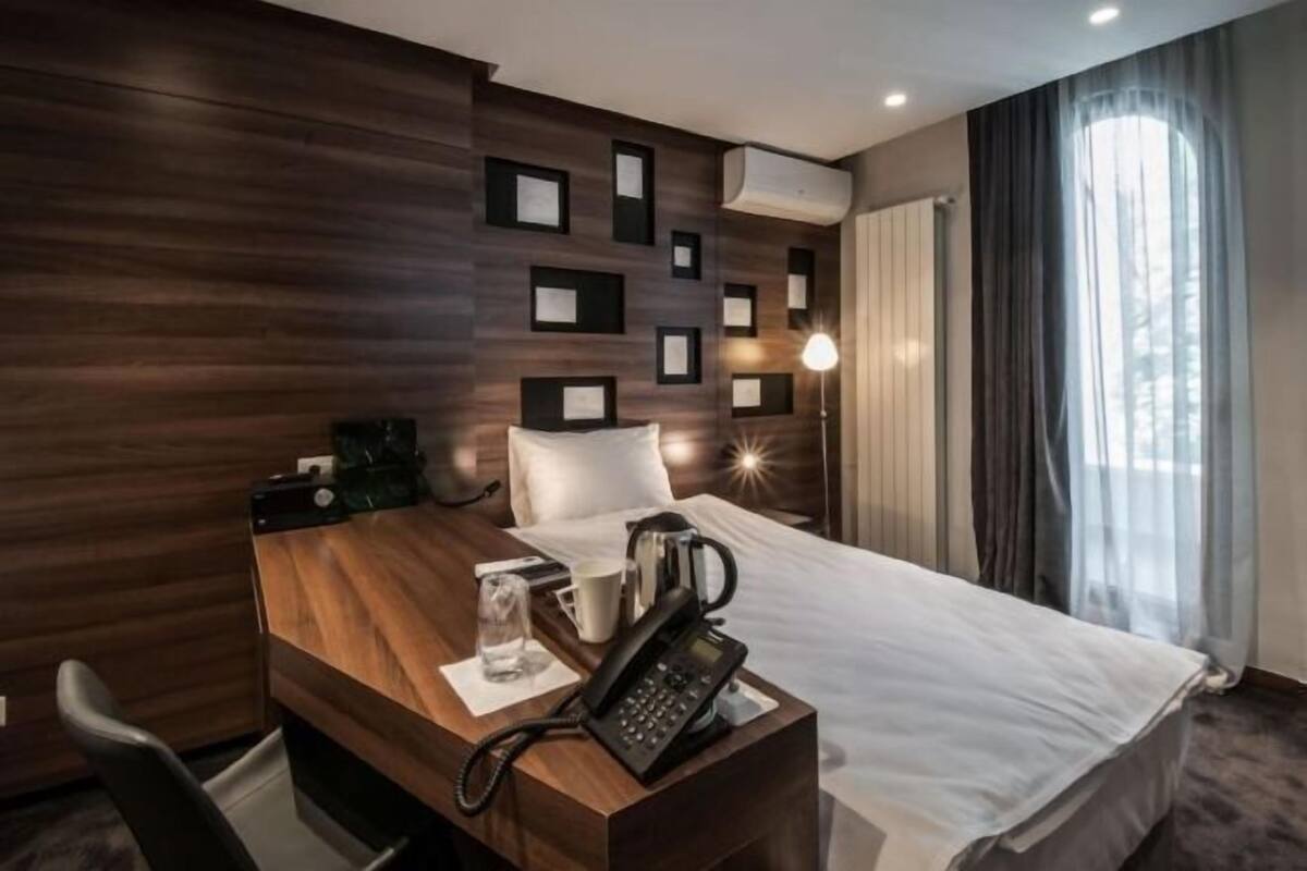 Minibar, brankas, meja kerja, dan kedap suara