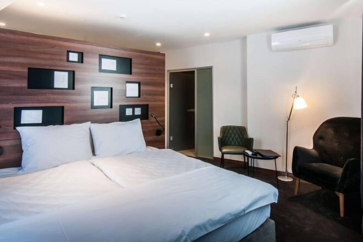 Minibar, brankas, meja kerja, dan kedap suara