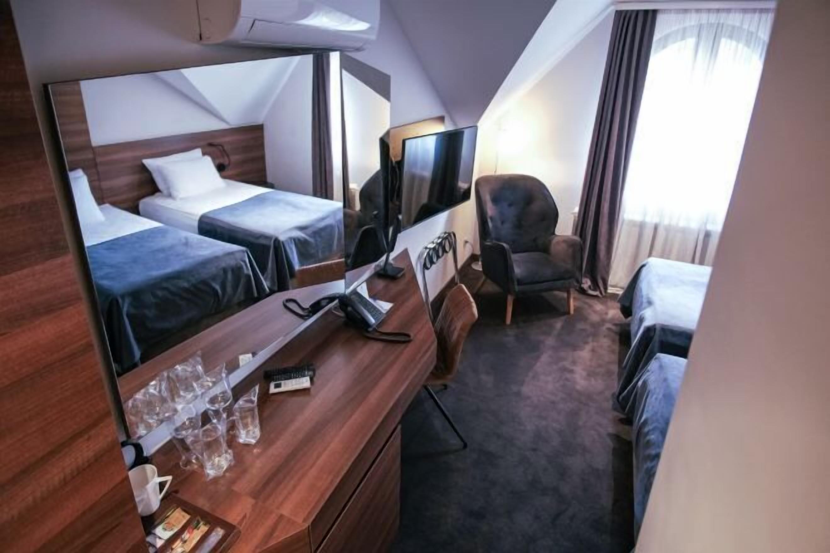 Minibar, brankas, meja kerja, dan kedap suara