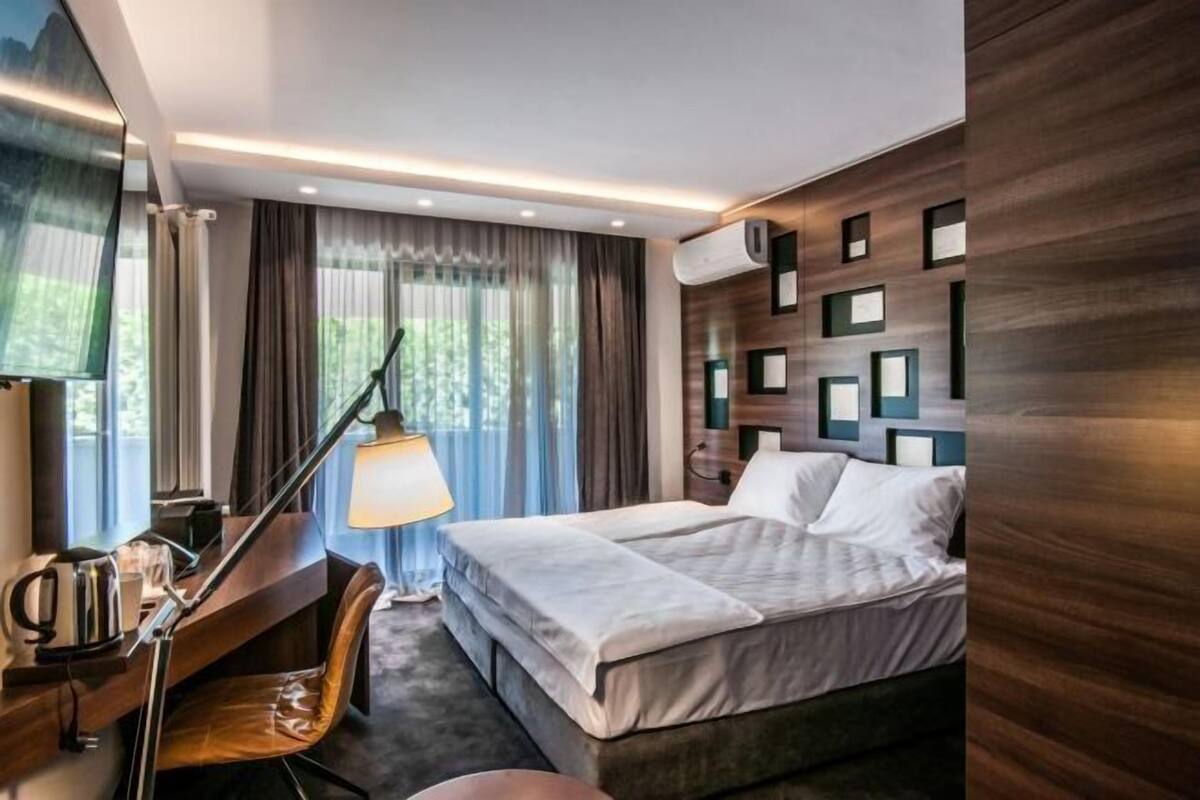 Minibar, brankas, meja kerja, dan kedap suara