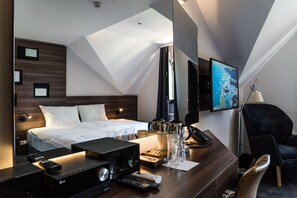 Minibar, caja fuerte, escritorio y sistema de insonorización
