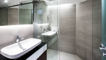 Douche, articles de toilette écologiques, sÚche-cheveux, peignoirs