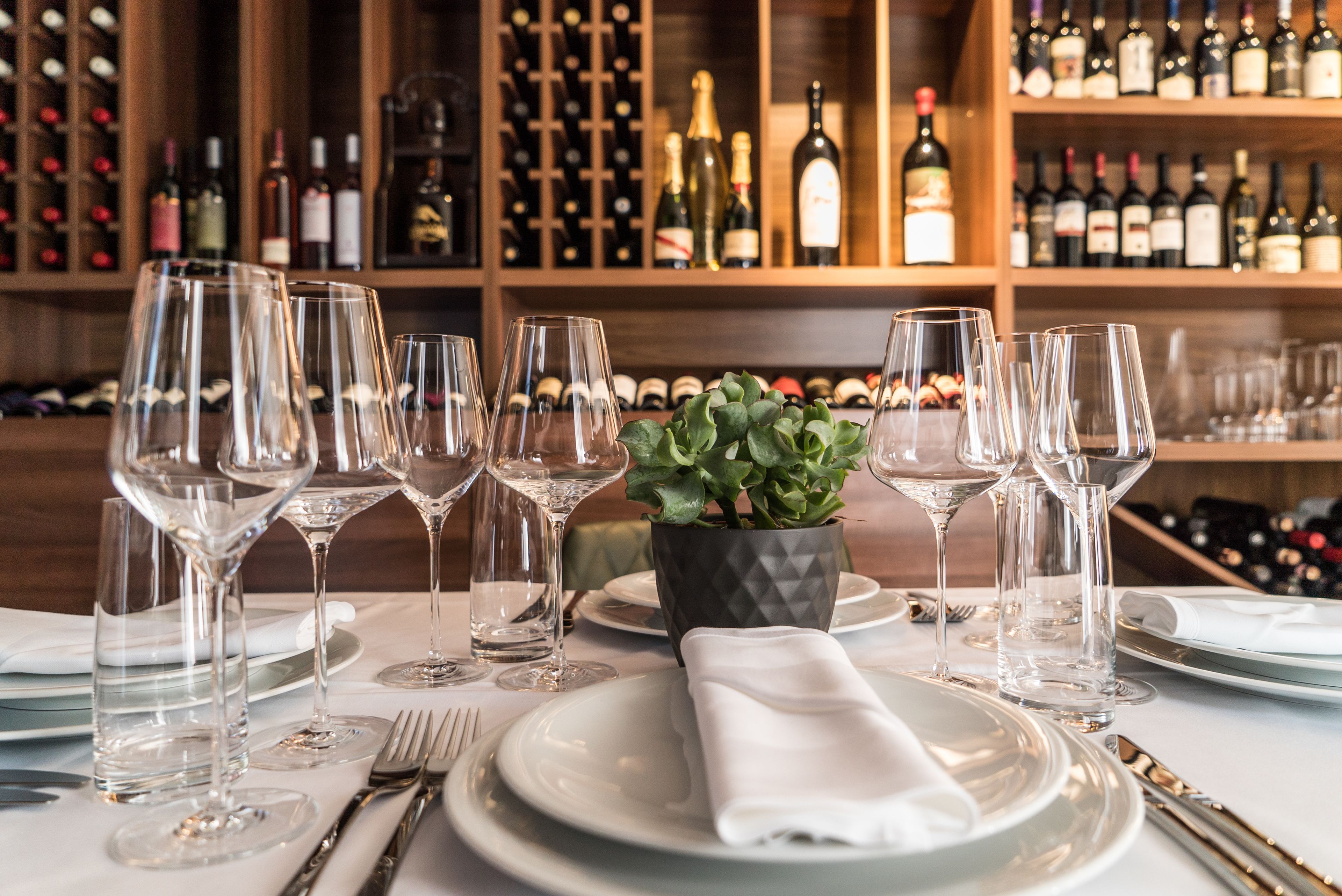 早餐，供應午餐和晚餐