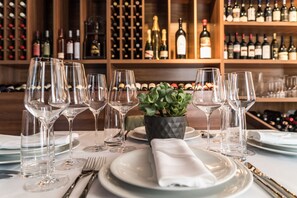 Petit déjeuner, déjeuner et dîner servis sur place