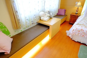Deluxe-Vierbettzimmer, 1 Schlafzimmer, Hügelblick, Eckzimmer | Zimmerausstattung