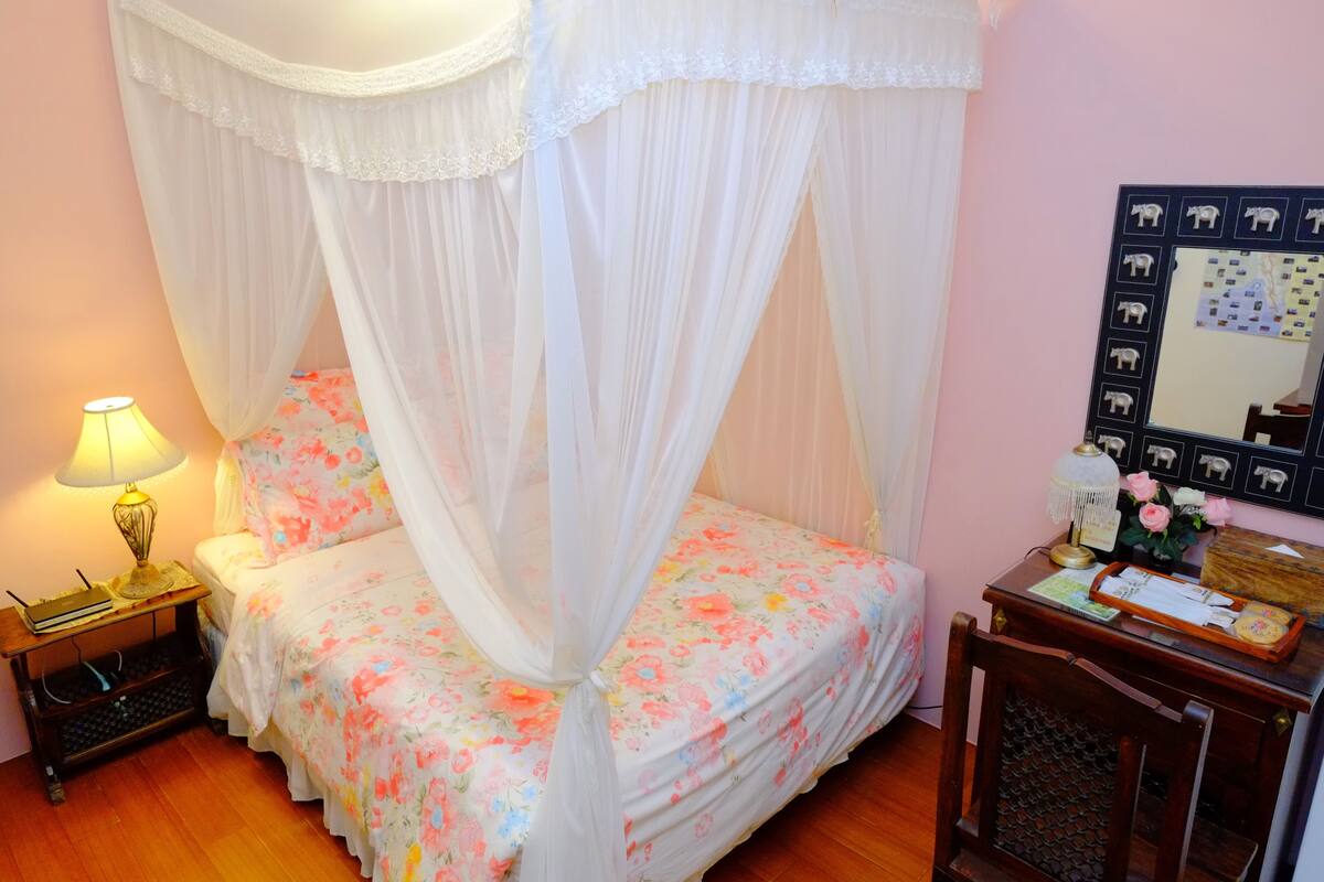 Habitación doble Deluxe, 1 cama Queen size, baño en la habitación, vista a la montaña | Área de sala de estar | Televisión LED de 419 pulgadas con canales por cable y televisión 