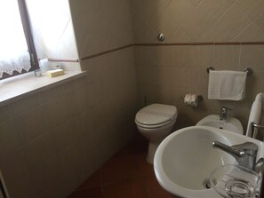 Camera doppia | Bagno | Doccia, set di cortesia gratuito, asciugacapelli, asciugamani