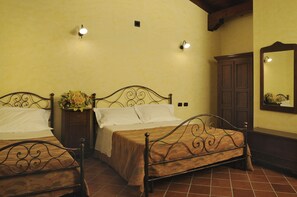 Kolmen hengen superior-huone | Työpöytä, ilmainen Wi-Fi