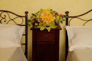 Una scrivania, Wi-Fi gratuito