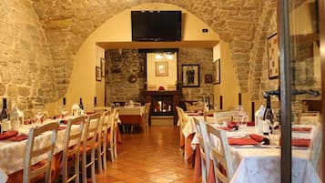 Lounas ja illallinen, paikallinen keittiö