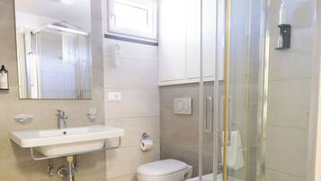 Tomannsrom – standard, 2 enkeltsenger | Bad | Dusj, toalettartikler (inkludert), hårføner og håndklær