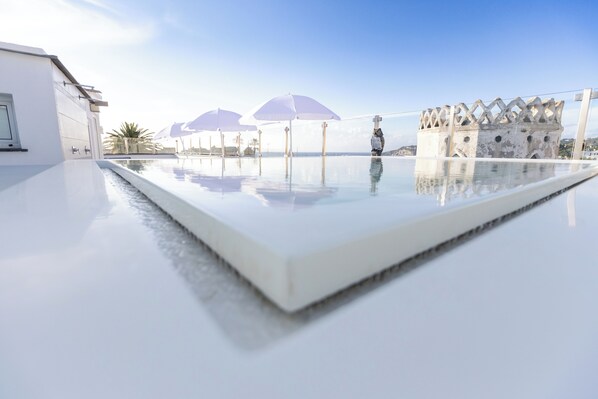 Una piscina al aire libre de temporada