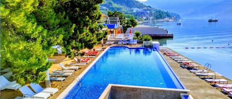 Indoor pool, seasonal outdoor pool, sun loungers