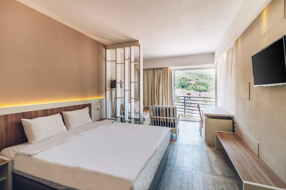 Literie hypoallergénique, minibar, coffres-forts dans les chambres