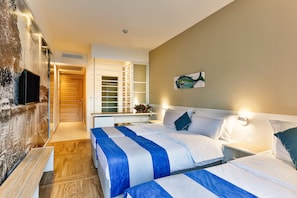 Quarto triplo | Roupas de cama antialérgicas, frigobar, cofres nos quartos